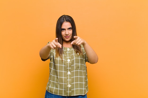 Jovens bonitas mulher apontando para a frente