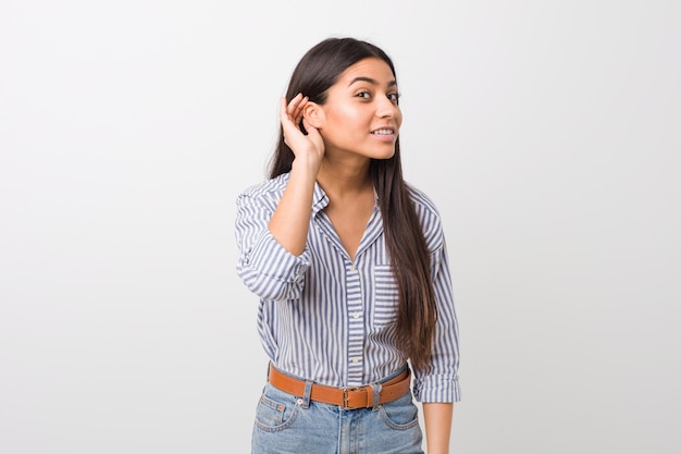 Jovens bonitas mulher árabe tentando ouvir uma fofoca.