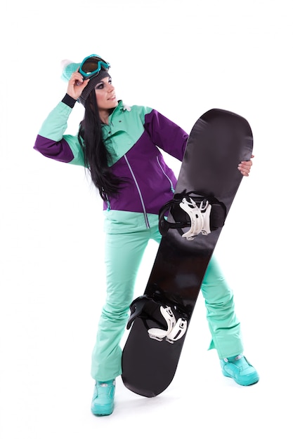 Jovens bonitas mulher em traje de esqui roxo segurar snowboard