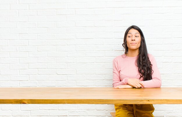 Jovens bonitas mulher Latina pensando, pensando felizes pensamentos e idéias