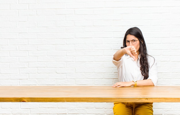 Jovens bonitas mulher Latina, sentindo-se zangado, irritado, irritado, decepcionado