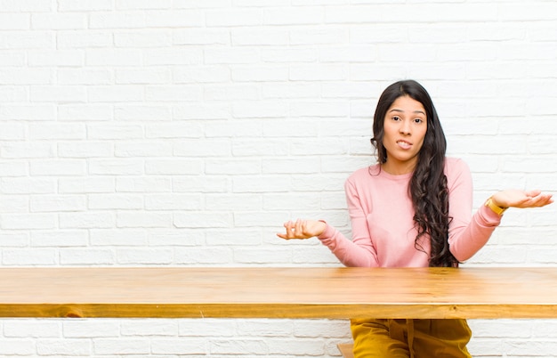 Jovens bonitas mulher Latina sentindo sem noção e confuso