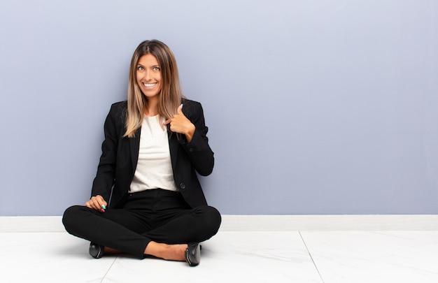 Jovens bonitas mulher olhando feliz sentindo confiante e elevado