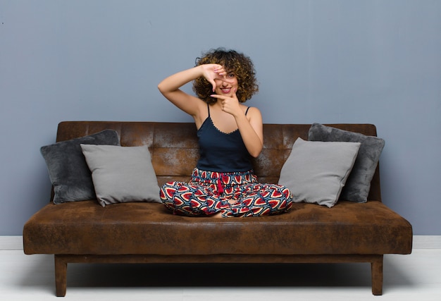 Foto jovens bonitas mulher se sentindo feliz, amigável e positivo