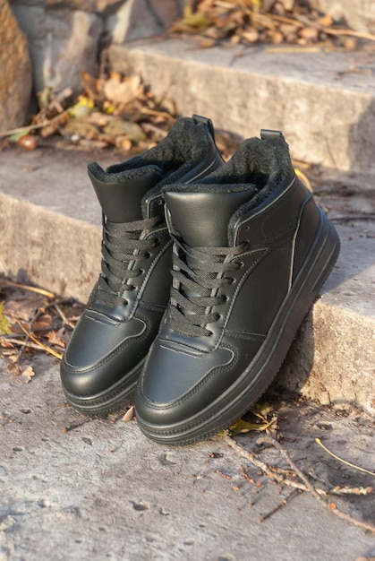 Jovens botas pretas estilo de vida humor de outono