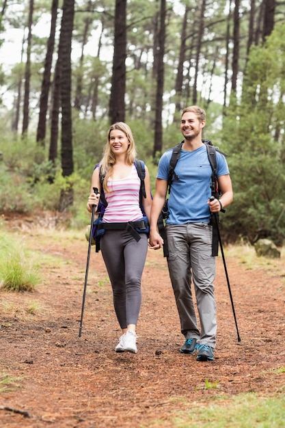 Jovens caminhantes felizes caminhante caminhadas