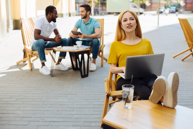 Foto jovens carismáticos discutindo e se divertindo em um café