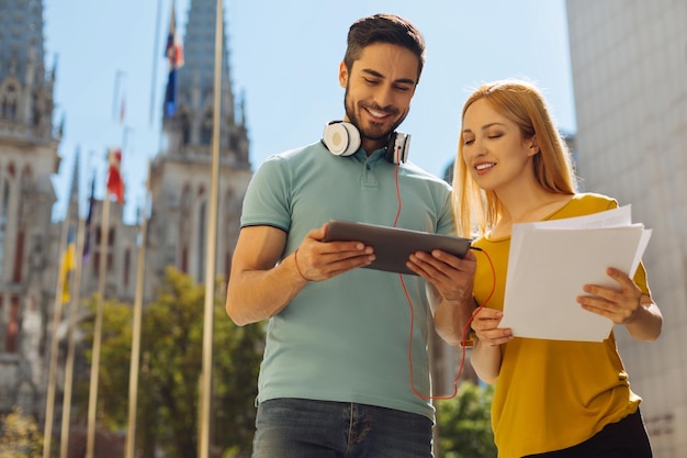 Jovens carismáticos discutindo e se divertindo em um café