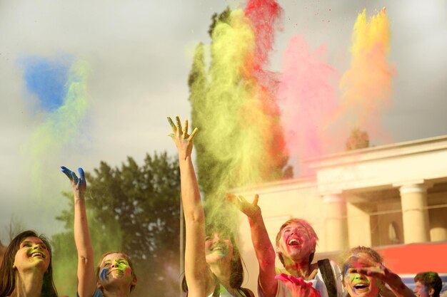 Jovens celebram festival de cores holi no parque