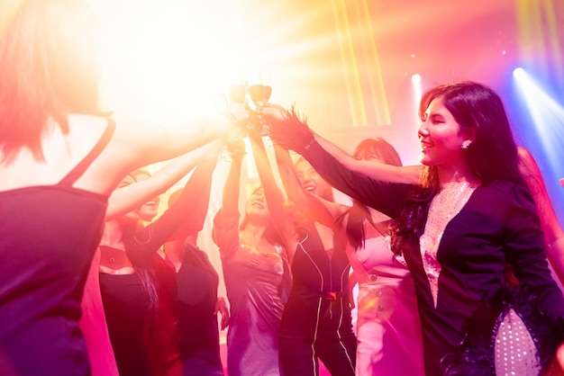 Jovens celebrando uma festa, bebida e dança