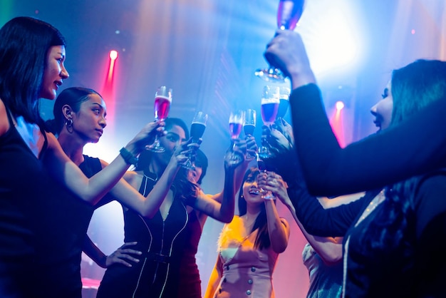 Jovens celebrando uma festa, bebida e dança