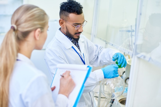 Jovens cientistas no laboratório médico