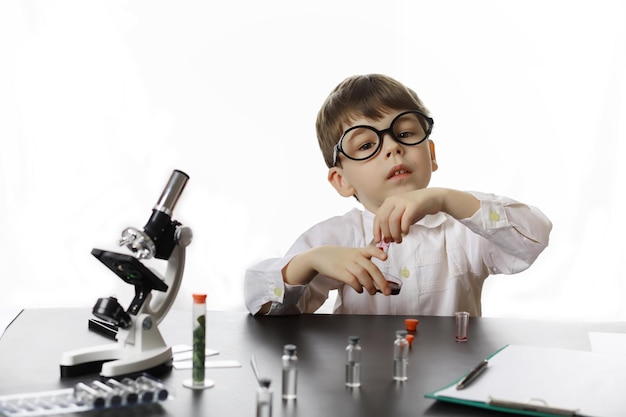 Jovens cientistas químicos. orientação profissional infantil. escolha da profissão. médico, assistente de laboratório, químico.