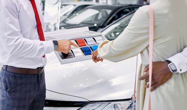 Jovens clientes africanos escolhem a cor do carro na concessionária