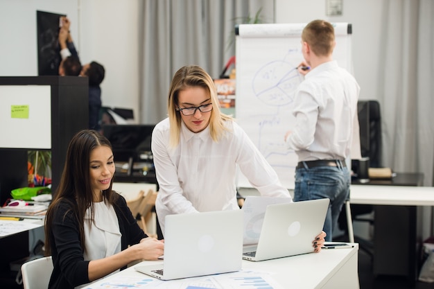 Jovens colegas de trabalho discutindo um projeto