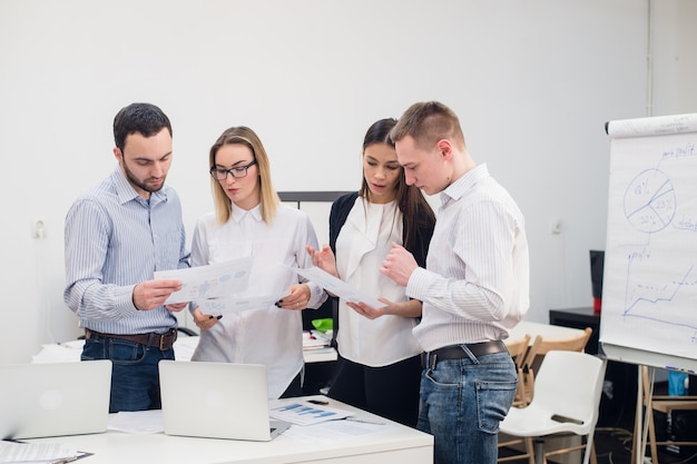 Jovens colegas de trabalho discutindo um projeto