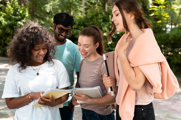 Foto jovens colegas estudando juntos para um exame da faculdade