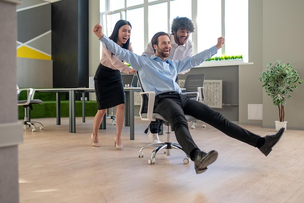 Jovens colegas se divertindo no escritório depois do trabalho