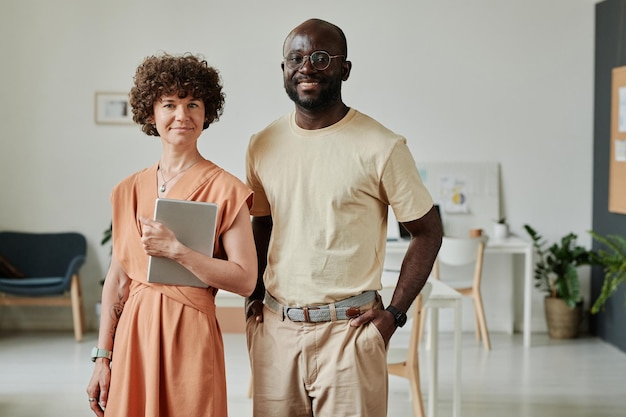 Jovens colegas trabalhando juntos no escritório