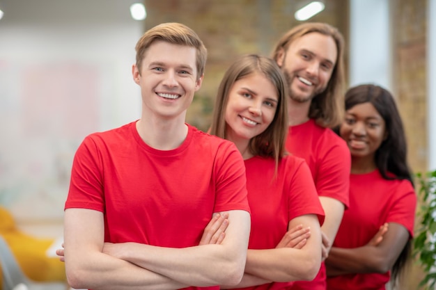 Jovens com camiseta vermelha parecendo alegres e felizes