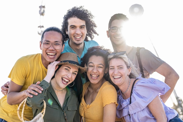 Jovens com olhos na câmera sorrindo e rindo por um retrato feliz