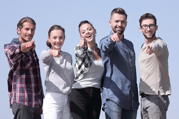 Jovens confiantes mostrando as mãos para a frente