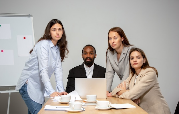 Jovens conversando durante a videoconferência com colegas no escritório ou na sala de estar