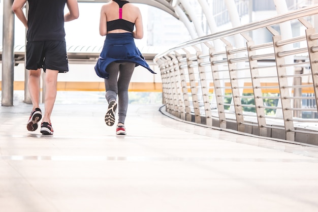 Jovens corredores correndo na ponte da cidade