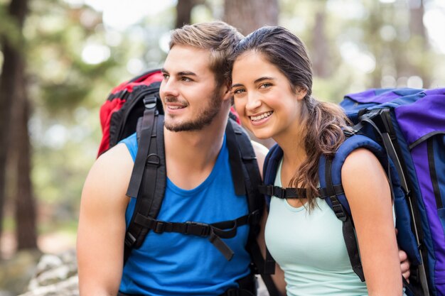 Jovens corredores felizes olhando para algo à distância na natureza