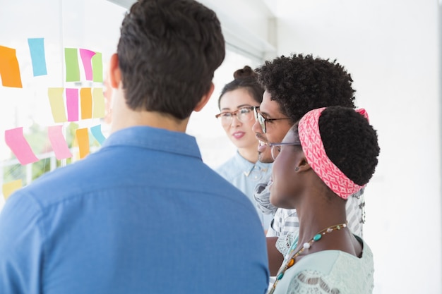 Jovens criativas equipe de brainstorming juntos