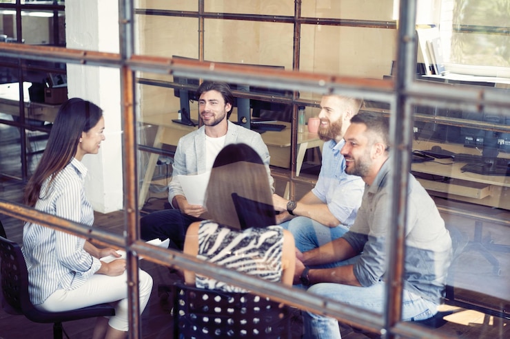 Foto jovens criativos no escritório moderno grupo de jovens empresários estão trabalhando juntos com laptop tablet smartphone notebook equipe hipster de sucesso em coworking freelancers