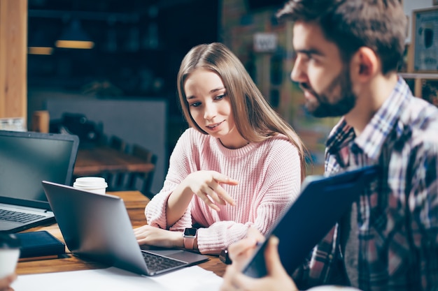 Jovens criativos trabalhando em um projeto de negócios juntos