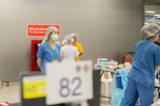 Foto jovens cuidados médicos preparam vacina contra covid19