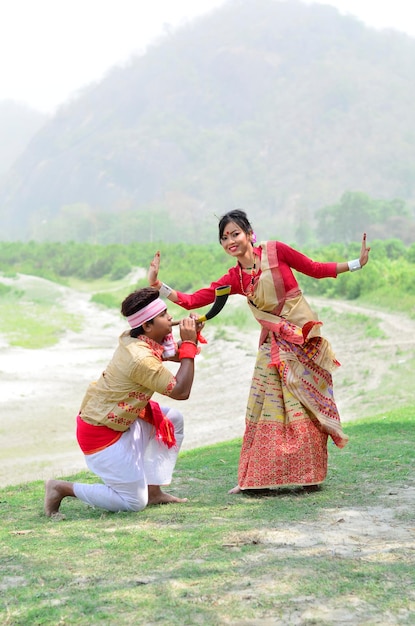 Jovens dançando Bihu Rongali Bihu ou Bohag bihu é o festival de Assam celebrado no mês