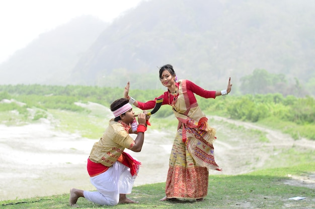 Jovens dançando Bihu Rongali Bihu ou Bohag bihu é o festival de Assam comemorado no mês