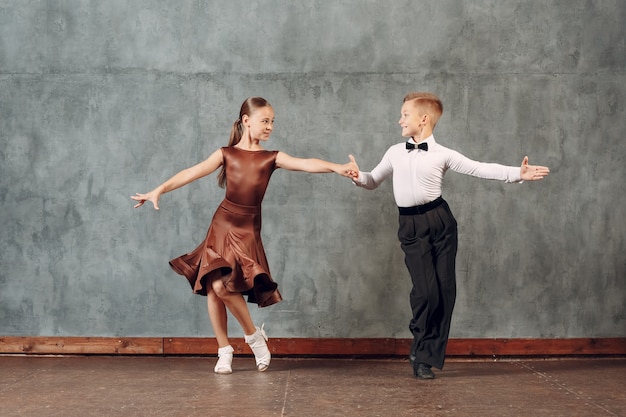 Jovens dançarinos menino e menina dançando na dança de salão samba.