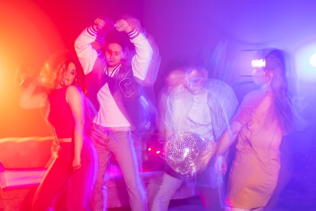 Foto jovens de tiro médio dançando na festa
