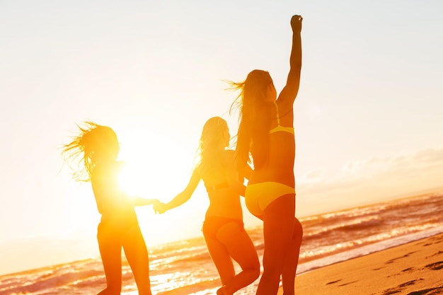 Jovens desfrutando de uma festa de verão na praia.