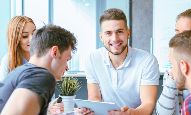 Jovens designers fazendo esboços no escritório