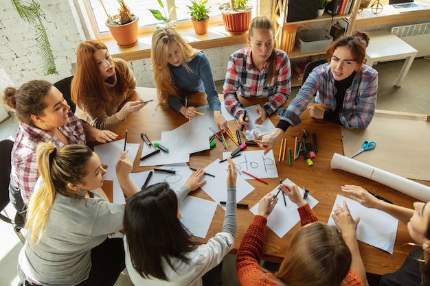 Jovens discutindo sobre direitos e igualdade das mulheres no escritório