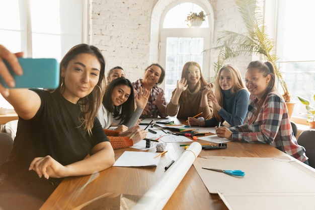 Jovens discutindo sobre direitos e igualdade das mulheres no escritório