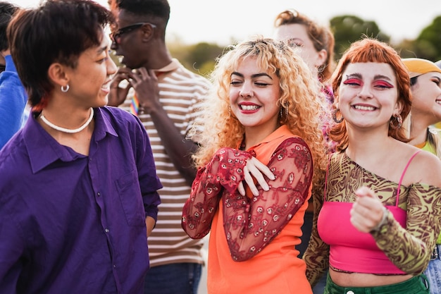 Jovens diversos dançando ao ar livre no concerto de música de verão