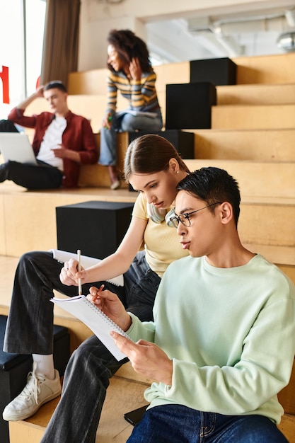 Jovens diversos reunidos nas escadas