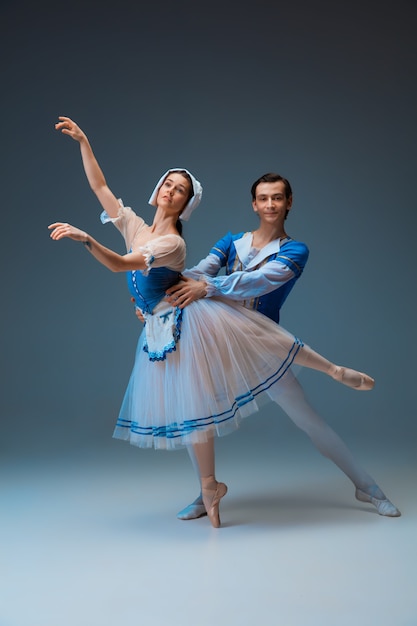 Jovens e graciosas dançarinas de balé como personagens do rabo de fada da Cinderela
