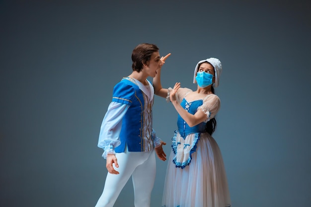 Jovens e graciosas dançarinas de balé como personagens do rabo de fadas da Cinderela.