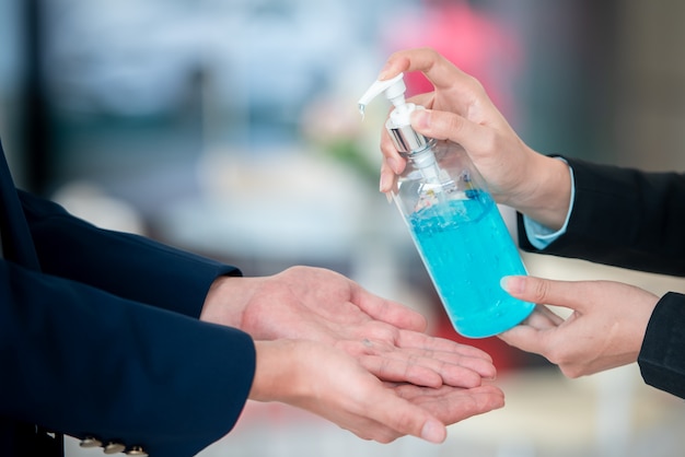 Jovens e jovens empresários lavam as mãos com gel, álcool ou sabão para matar bactérias depois que o vírus da covid-19 se espalhou para impedir a propagação de germes e bactérias.