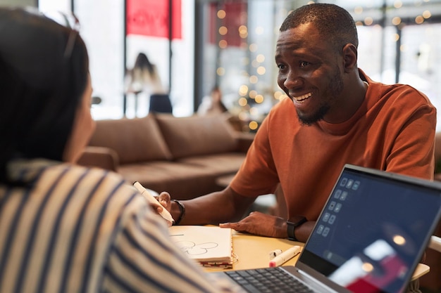 Jovens em negócios reunidos num café