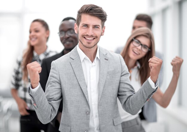 Jovens em pé no escritório e sorrindo