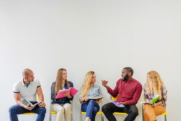 Foto jovens em processo de comunicação