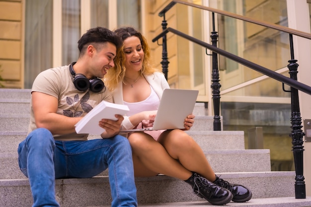 Jovens empreendedores fazendo trabalho em equipe. trabalhando na internet com o computador